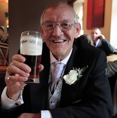 Cerveja do noivo enquanto espera a noiva ficar pronta